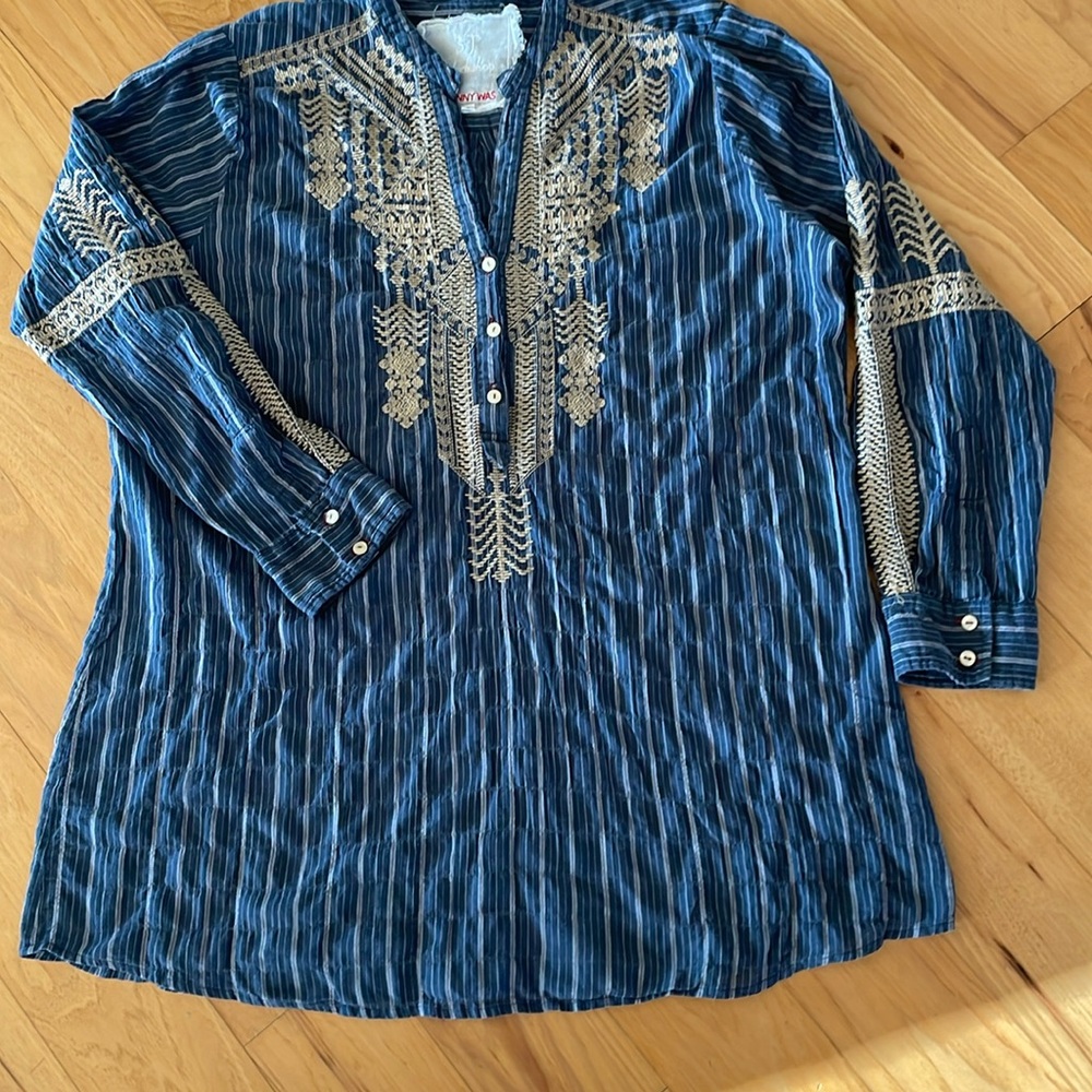 Johnny Was 3J workshop. Lightweight embroidered top